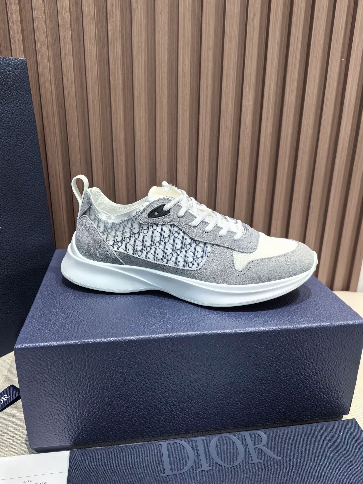 Factory price: 440💰 🔍Top purchasing agent🇮🇹 Dior's super-popular sports shoes, popular for street men, are synchronized with the new product counters. The uppers are made of Italian original imported cowhide and matched with D's customized fabrics. It is a must-have for fashionistas. The complex craftsmanship is perfectly reproduced. Imported soft cowhide foot pads, soles: original soles specially provided by the original factory, exclusive movable molded soles are super comfortable, original factory follow-up goods, 🔍🔍high quality, you can enter and exit the counter at will, welcome to compare, code number 38-45 (46 can be customized and cannot be returned or exchanged)